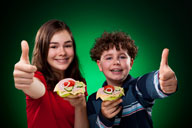 kids eating with thumbs up